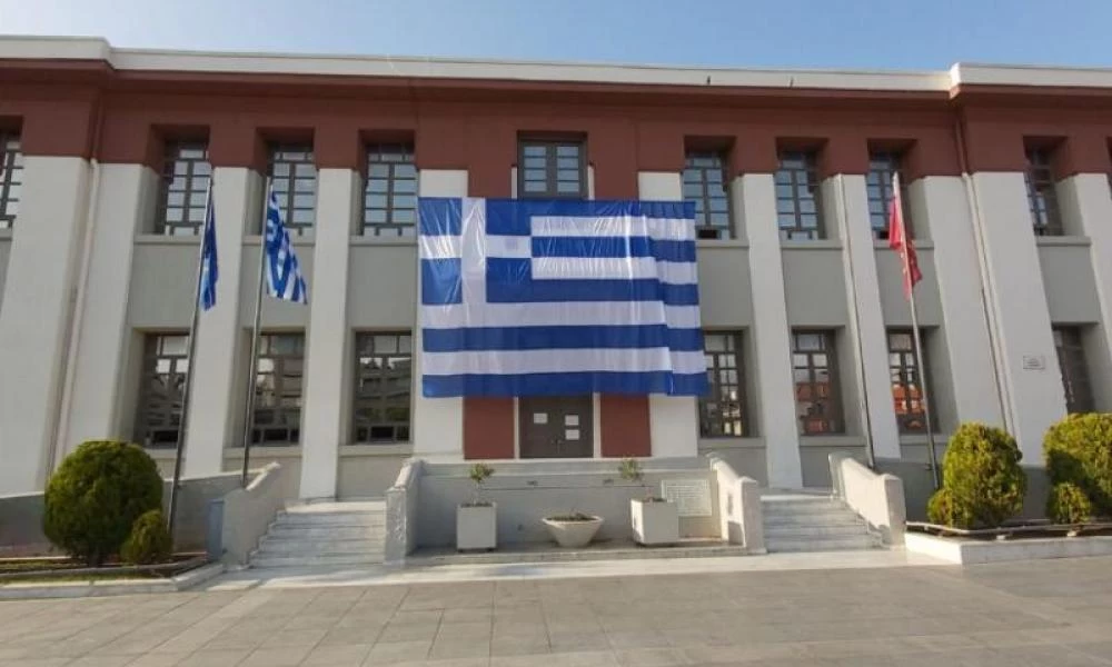 28η Οκτωβρίου: Μεγάλη σημαία στο δημαρχείο Καλαμαριάς